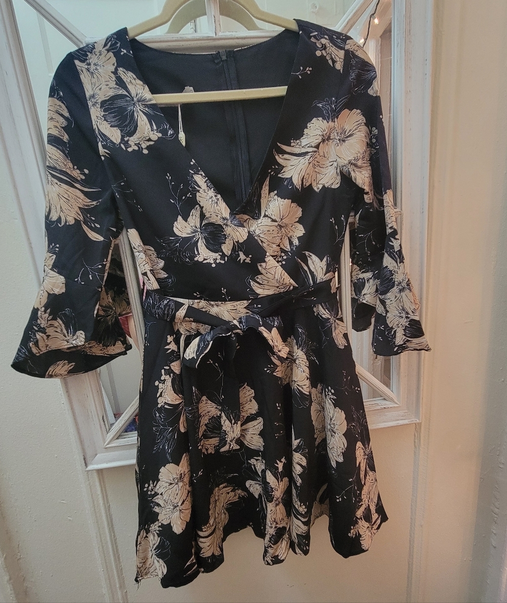 SZ NWT‎ Chic Floral Wrap Mini Dress M Boho Feminine Goth Fairycore